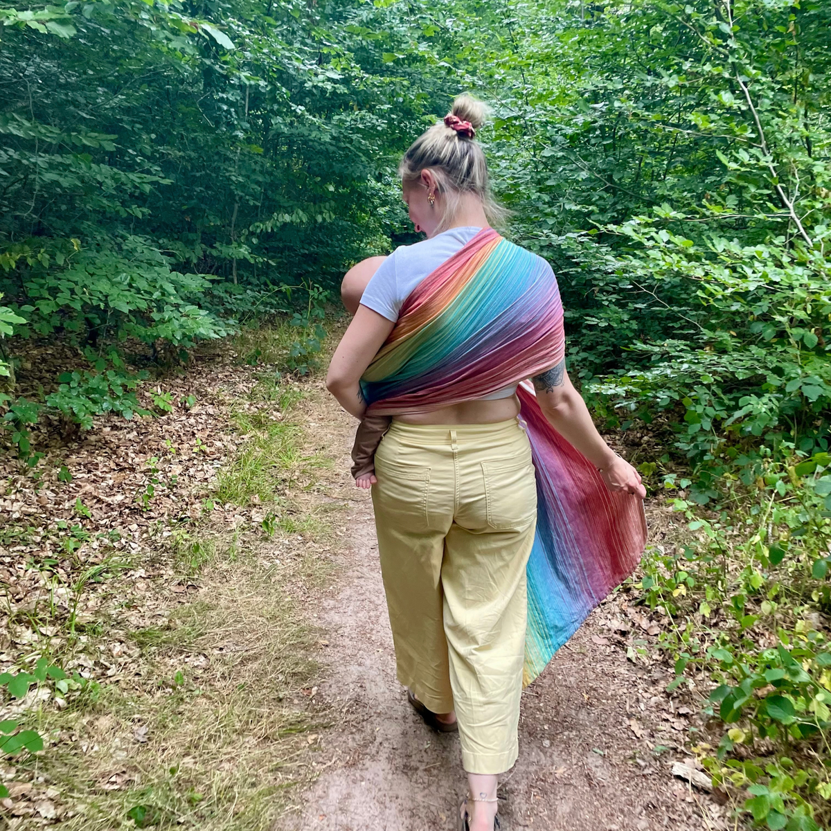 Ringsling Free Elf Tragenild im Wald von hinten