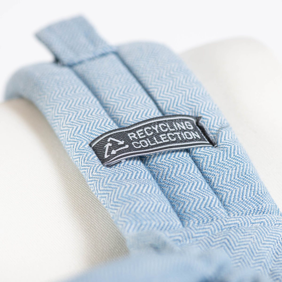 MySol Light Blue Tweed recycled cotton Detail Schulterträger mit Label
